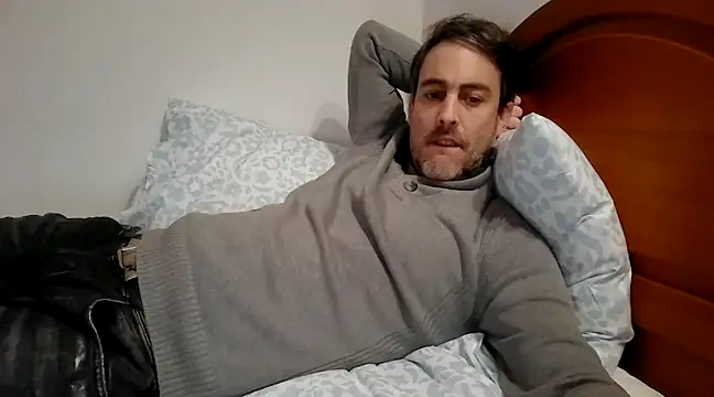 Snapshot of basquehotboy chatting on December 27, 4:43 pm basquehotboy online show from December 27, 4:43 pm