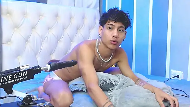 Snapshot of Sexys_Boys_Hot1 chatting on December 17, 5:18 am Sexys Boys Hot1 online show from December 17, 5:18 am