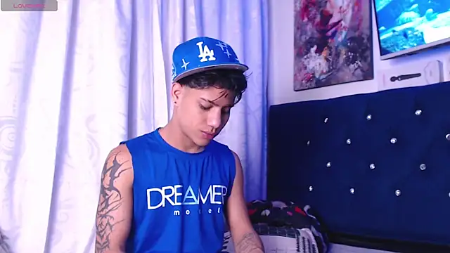 Snapshot of Sexys_Boys_Hot1 chatting on December 3, 1:35 am Sexys Boys Hot1 online show from December 3, 1:35 am