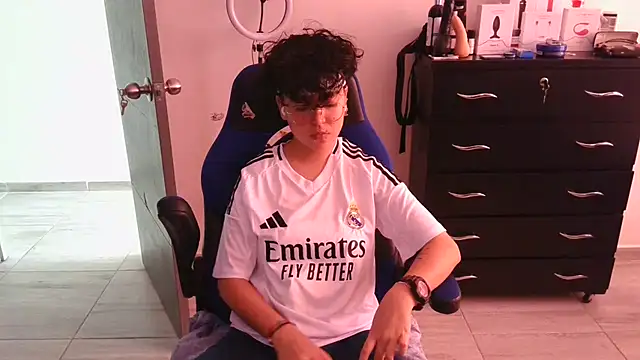 thomascooper7 online show from February 19, 7:27 pm