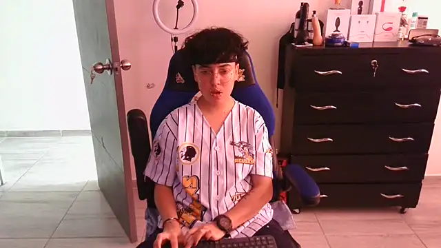 thomascooper7 online show from March 15, 4:21 pm