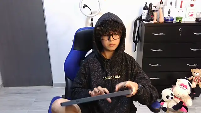 thomascooper7 online show from September 20, 8:10 pm