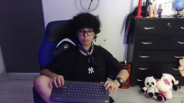 thomascooper7 online show from April 23, 9:06 pm