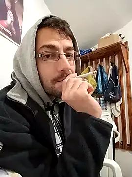 Snapshot of HungEddy chatting on December 19, 11:03 pm HungEddy online show from December 19, 11:03 pm