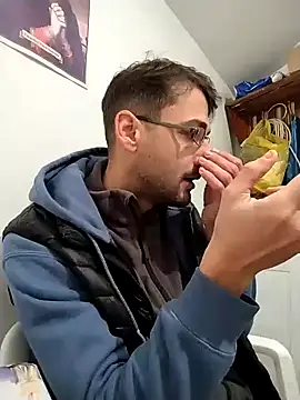 Snapshot of HungEddy chatting on December 21, 12:20 am HungEddy online show from December 21, 12:20 am