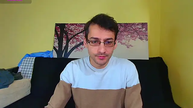 Snapshot of HungEddy chatting on December 3, 2:37 pm HungEddy online show from December 3, 2:37 pm