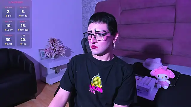 Snapshot of melodybonss_ chatting on December 19, 9:18 am melodybonss  online show from December 19, 9:18 am