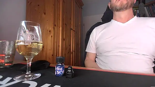 Snapshot of Tom_PP_cgn chatting on April 6, 4:21 am Tom PP cgn online show from April 6, 4:21 am