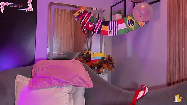 KimDevinne online show from July 17, 12:45 pm