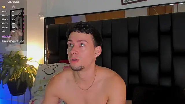 Snapshot of JadeSmiith_ chatting on November 25, 10:43 pm JadeSmiith online show from November 25, 10:43 pm