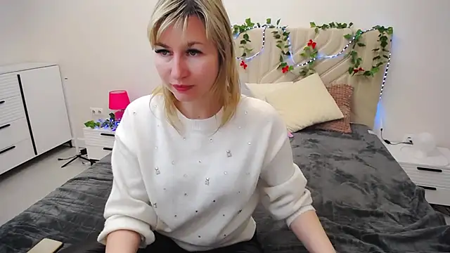 Snapshot of Incredible_Ariela chatting on February 12, 12:44 pm Incredible Ariela online show from February 12, 12:44 pm