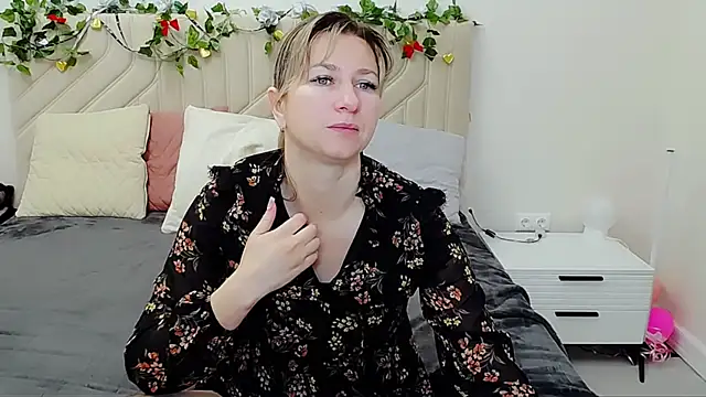 Snapshot of Incredible_Ariela chatting on September 29, 6:18 am Incredible Ariela online show from September 29, 6:18 am