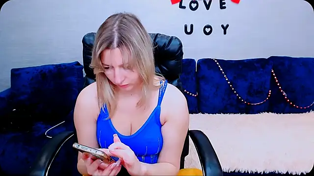 Snapshot of Incredible_Ariela chatting on October 9, 11:08 am Incredible Ariela online show from October 9, 11:08 am