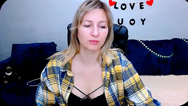 Snapshot of Incredible_Ariela chatting on October 20, 10:16 am Incredible Ariela online show from October 20, 10:16 am