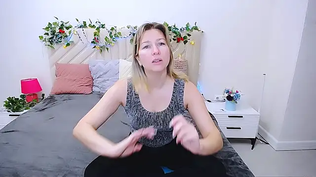 Snapshot of Incredible_Ariela chatting on October 22, 6:02 am Incredible Ariela online show from October 22, 6:02 am