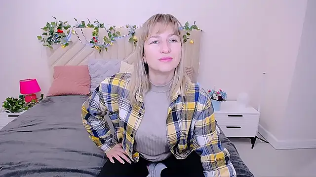 Snapshot of Incredible_Ariela chatting on October 24, 10:33 am Incredible Ariela online show from October 24, 10:33 am