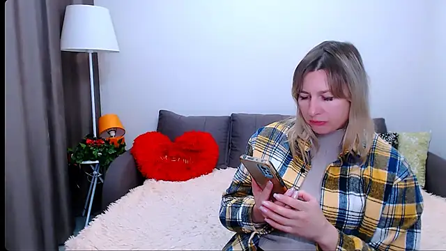 Snapshot of Incredible_Ariela chatting on October 29, 8:16 am Incredible Ariela online show from October 29, 8:16 am