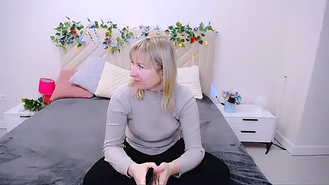 Snapshot of Incredible_Ariela chatting on October 31, 11:11 am Incredible Ariela online show from October 31, 11:11 am