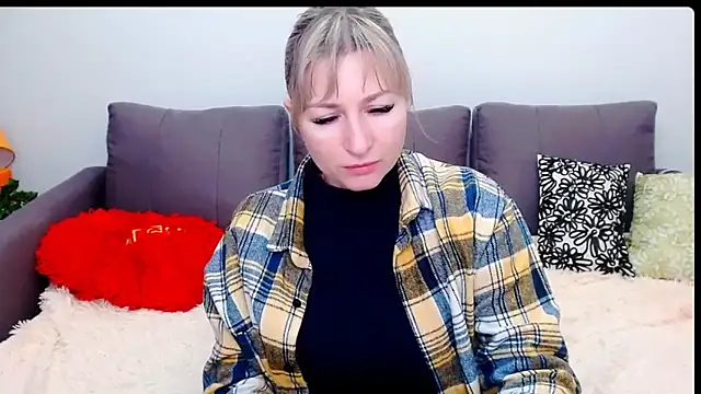Snapshot of Incredible_Ariela chatting on November 19, 8:58 am Incredible Ariela online show from November 19, 8:58 am