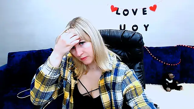 Snapshot of Incredible_Ariela chatting on November 20, 8:14 am Incredible Ariela online show from November 20, 8:14 am