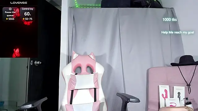 Snapshot of emily_palmeer chatting on January 28, 9:19 am emily palmeer online show from January 28, 9:19 am