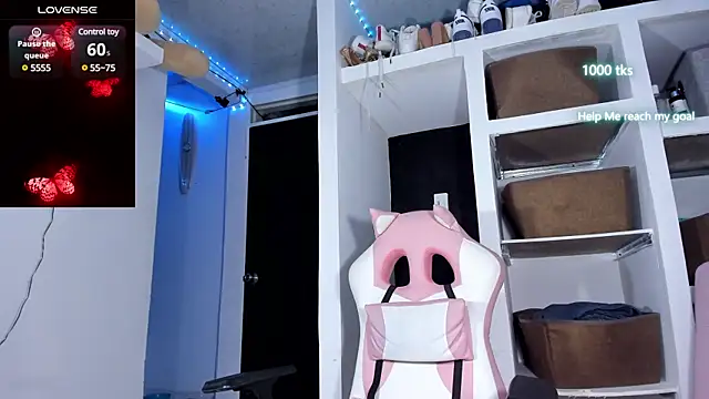 Snapshot of emily_palmeer chatting on February 8, 9:13 am emily palmeer online show from February 8, 9:13 am