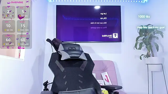 Snapshot of emily_palmeer chatting on October 13, 11:54 am emily palmeer online show from October 13, 11:54 am