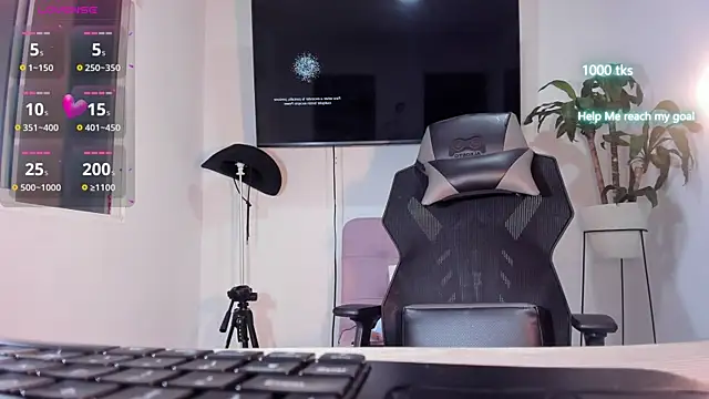 Snapshot of emily_palmeer chatting on November 6, 9:10 am emily palmeer online show from November 6, 9:10 am