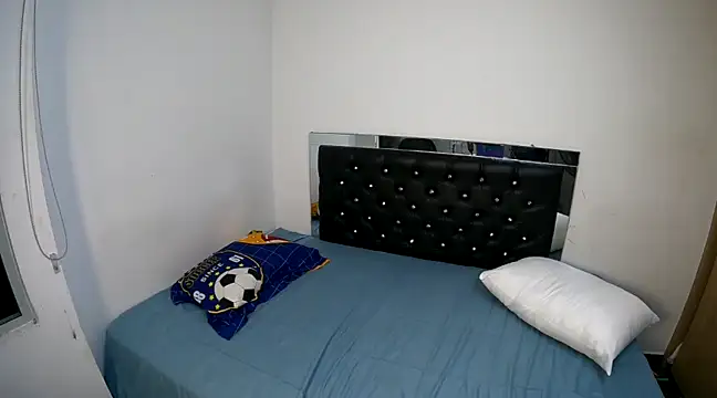 hot quenn online show from December 8, 6:28 pm