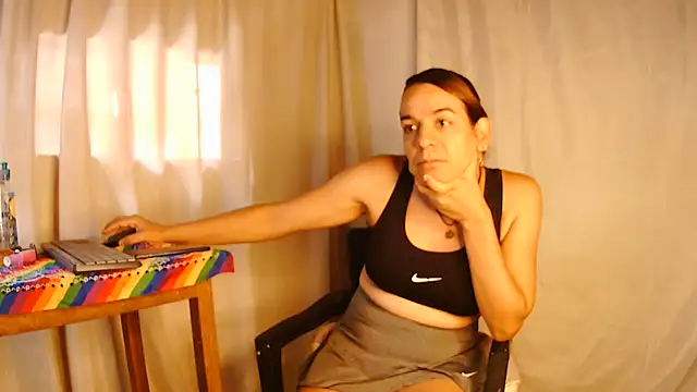 Snapshot of Oh_Tique chatting on February 12, 5:58 pm Oh Tique online show from February 12, 5:58 pm