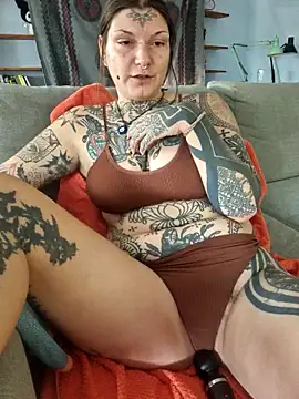 lizzardqueeen online show from October 10, 4:50 pm