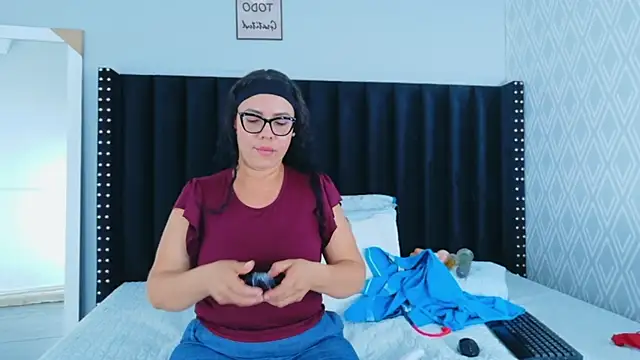 hotlatinateacher online show from April 20, 6:53 pm