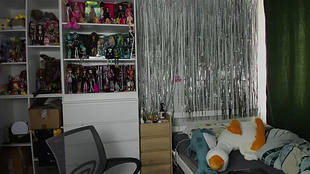 School Love online show from April 5, 7:05 am