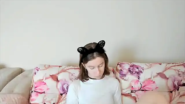 Snapshot of EnigmaSee chatting on December 16, 5:27 am EnigmaSee online show from December 16, 5:27 am