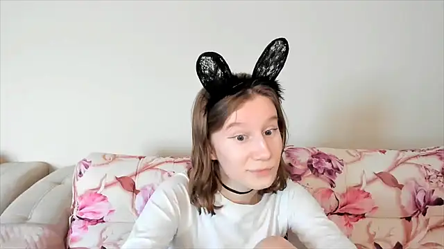 Snapshot of EnigmaSee chatting on December 16, 8:31 am EnigmaSee online show from December 16, 8:31 am