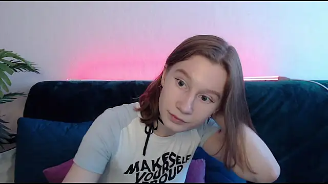 Snapshot of EnigmaSee chatting on December 18, 7:47 am EnigmaSee online show from December 18, 7:47 am