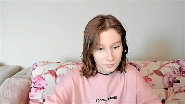 Snapshot of EnigmaSee chatting on December 20, 8:17 am EnigmaSee online show from December 20, 8:17 am