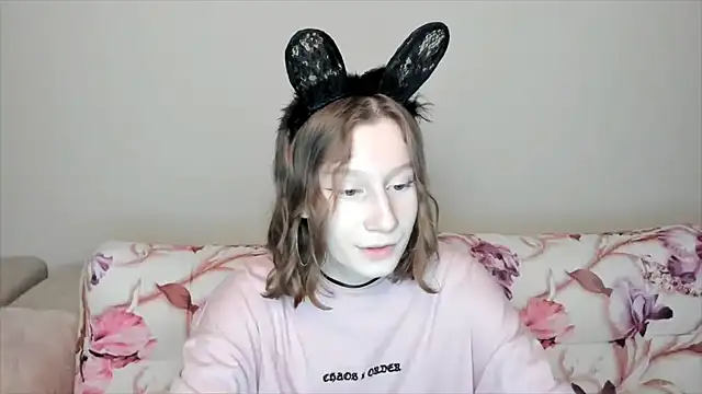 Snapshot of EnigmaSee chatting on December 20, 11:32 am EnigmaSee online show from December 20, 11:32 am