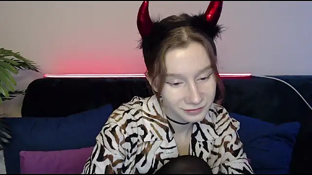 Snapshot of EnigmaSee chatting on December 26, 8:18 am EnigmaSee online show from December 26, 8:18 am