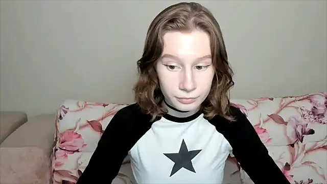 Snapshot of EnigmaSee chatting on December 29, 1:13 am EnigmaSee online show from December 29, 1:13 am