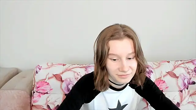 Snapshot of EnigmaSee chatting on December 29, 4:16 am EnigmaSee online show from December 29, 4:16 am