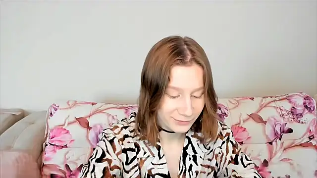 Snapshot of EnigmaSee chatting on January 3, 8:43 am EnigmaSee online show from January 3, 8:43 am