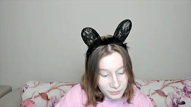 Snapshot of EnigmaSee chatting on January 18, 12:24 am EnigmaSee online show from January 18, 12:24 am