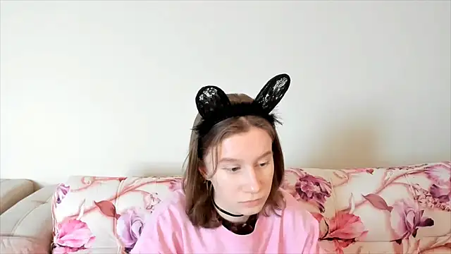 Snapshot of EnigmaSee chatting on January 20, 5:59 am EnigmaSee online show from January 20, 5:59 am