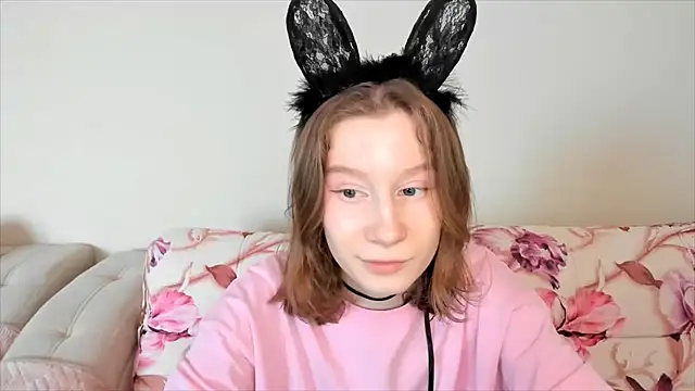 Snapshot of EnigmaSee chatting on January 25, 9:26 am EnigmaSee online show from January 25, 9:26 am