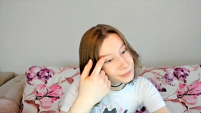 Snapshot of EnigmaSee chatting on February 3, 2:25 am EnigmaSee online show from February 3, 2:25 am