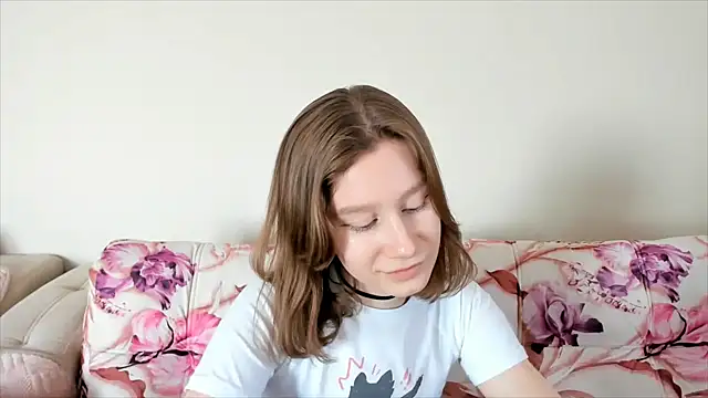 Snapshot of EnigmaSee chatting on February 3, 5:29 am EnigmaSee online show from February 3, 5:29 am