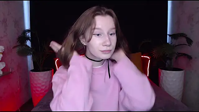 Snapshot of EnigmaSee chatting on February 7, 8:33 am EnigmaSee online show from February 7, 8:33 am