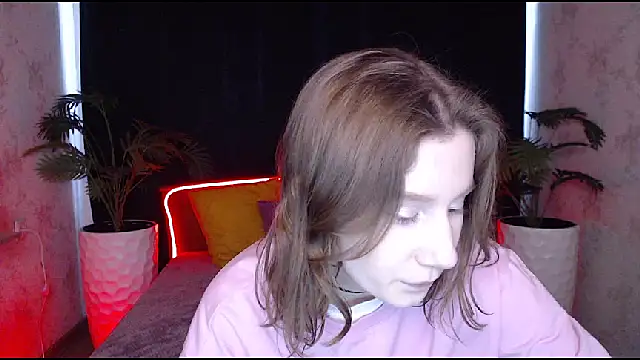 Snapshot of EnigmaSee chatting on February 8, 8:31 am EnigmaSee online show from February 8, 8:31 am