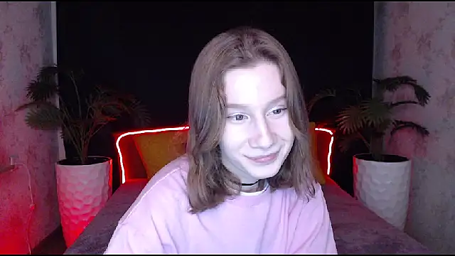 Snapshot of EnigmaSee chatting on February 8, 11:33 am EnigmaSee online show from February 8, 11:33 am